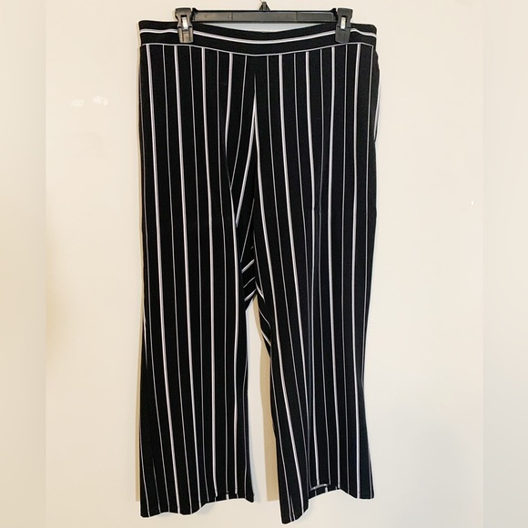 Jones Studio (size 2X)Black and White Stripped Wide Leg Dress Pants with pockets - Picture 2 of 8